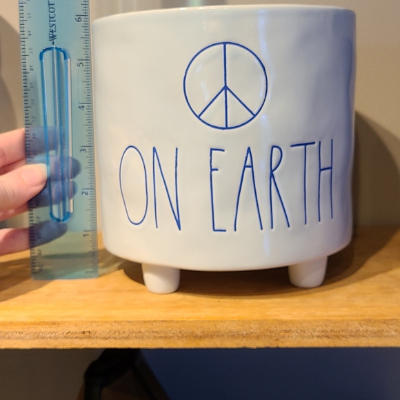 Peace on Earth planter - Picture 3 of 3